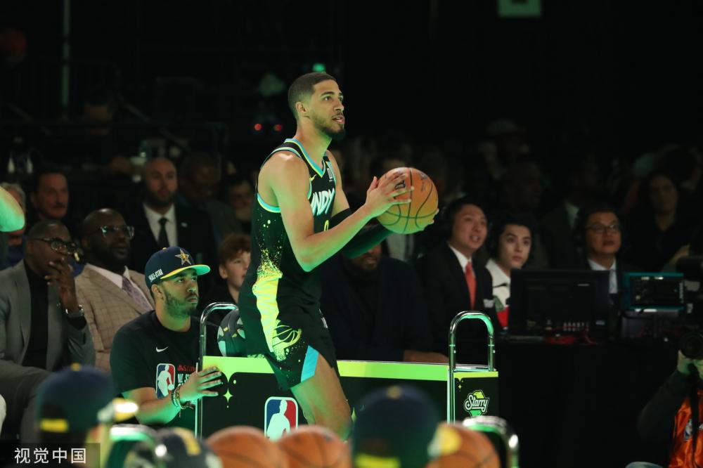 曼城再次捧 曼城再次捧